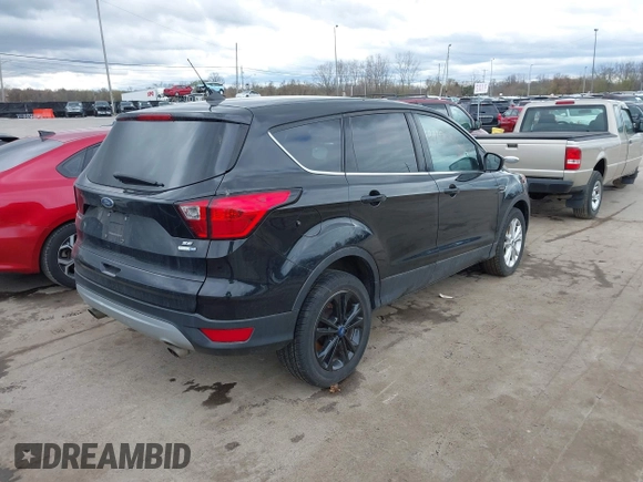 2019 Ford Escape SE z VIN 1FMCU9GD1KUA45891, wystawiony jako IAAI lot #41982627 z przebiegiem 97 546 mil mil oraz . Historia ofert i sprzedaży dostępna na DreamBid. Obrazek 4.