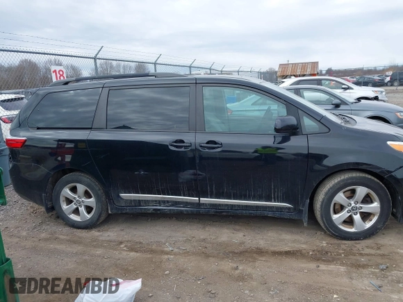 2018 Toyota Sienna LE Auto Access Seat with VIN 5TDKZ3DC8JS929730, listed as a IAAI auction lot 41898547 with 88,043 mi miles. Bid and sale history available at carsss.com. Image 13.