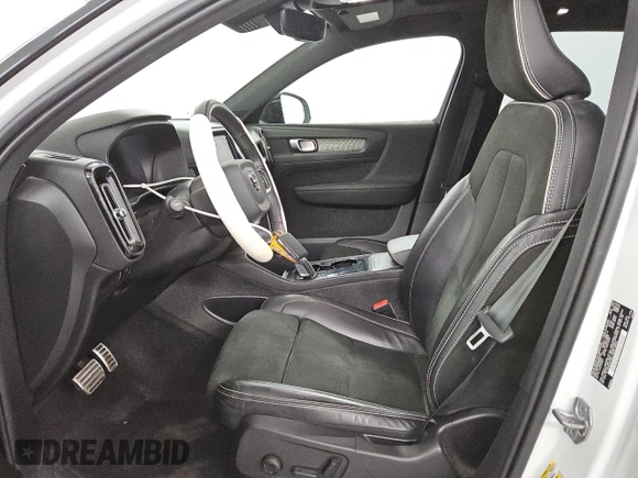 2022 Volvo XC40 Twin Plus z VIN YV4ED3UR2N2687964, wystawiony jako Copart lot #42171375 z przebiegiem 30 232 mil mil oraz Czysty tytuł • Clean title. Historia ofert i sprzedaży dostępna na DreamBid. Obrazek 7.