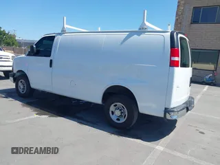 2020 Chevrolet Express Cargo z VIN 1GCWGAFP3L1273819, wystawiony jako IAAI lot #42299806 z przebiegiem 88 391 mil mil oraz . Historia ofert i sprzedaży dostępna na DreamBid. Obrazek 3.