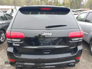 2017 Jeep Grand Cherokee SRT z VIN 1C4RJFDJ7HC683240, wystawiony jako IAAI lot #41919995 z przebiegiem 122 030 mil mil oraz . Historia ofert i sprzedaży dostępna na DreamBid. Obrazek 16.