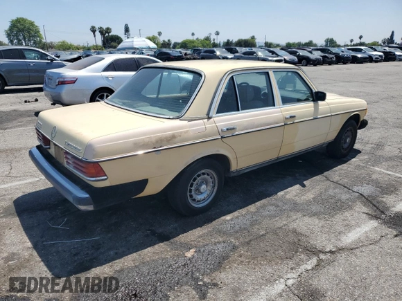 1983 Mercedes-Benz 300 D z VIN WDBAB33AXDB017451, wystawiony jako Copart lot #60463935 z przebiegiem 314 995 mil mil oraz Czysty tytuł • Clean title. Historia ofert i sprzedaży dostępna na DreamBid. Obrazek 3.
