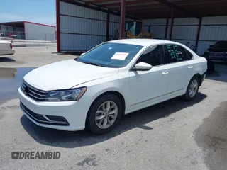 2016 Volkswagen Passat S z VIN 1VWAT7A33GC056162, wystawiony jako IAAI lot #42476725 z przebiegiem 88 872 mil mil oraz . Historia ofert i sprzedaży dostępna na DreamBid. Obrazek 19.