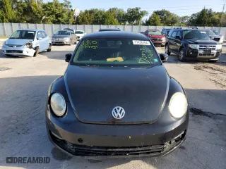 2012 Volkswagen Beetle 2.5L w/Sun PZEV with VIN 3VWJP7ATXCM642208, listed as a Copart auction lot 77436764 with 0 mi miles and Clean Title. Bid and sale history available at carsss.com. Image 5.
