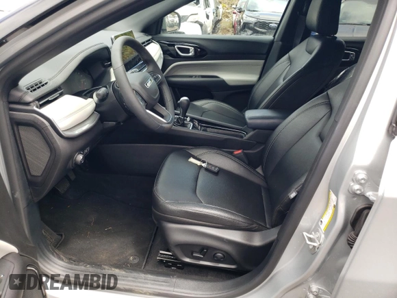 2025 Jeep Compass Limited z VIN 3C4NJDCN5ST525403, wystawiony jako Copart lot #64829565 z przebiegiem 7 790 mil mil oraz Czysty tytuł • Clean title. Historia ofert i sprzedaży dostępna na DreamBid. Obrazek 7.