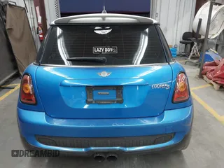 2010 MINI Hardtop S z VIN WMWMF7C53ATX45791, wystawiony jako IAAI lot #42507110 z przebiegiem 137 517 mil mil oraz . Historia ofert i sprzedaży dostępna na DreamBid. Obrazek 16.