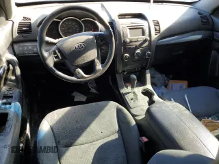 2013 Kia Sorento LX z VIN 5XYKT4A62DG332256, wystawiony jako Copart lot #88001935 z przebiegiem Nie podano mil oraz Szkoda całkowita • Salvage title. Historia ofert i sprzedaży dostępna na DreamBid. Obrazek 8.