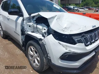 2024 Jeep Compass Latitude with VIN 3C4NJDBN6RT132814, listed as a IAAI auction lot 42437911 with 32,189 mi miles and . Bid and sale history available at DreamBid. Image 6.