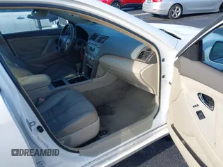 2007 Toyota Camry CE z VIN 4T1BE46K27U670867, wystawiony jako IAAI lot #42398921 z przebiegiem 142 655 mil mil oraz . Historia ofert i sprzedaży dostępna na DreamBid. Obrazek 5.