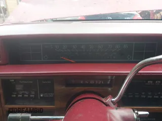 1988 Cadillac DeVille z VIN 1G6CD5159J4301436, wystawiony jako IAAI lot #42018046 z przebiegiem 227 421 mil mil oraz . Historia ofert i sprzedaży dostępna na DreamBid. Obrazek 7.