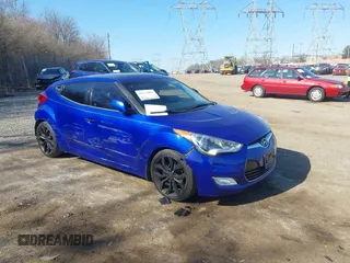2012 Hyundai Veloster w/Black Int z VIN KMHTC6AD9CU046041, wystawiony jako IAAI lot #41772806 z przebiegiem 110 098 mil mil oraz . Historia ofert i sprzedaży dostępna na DreamBid. Obrazek 1.