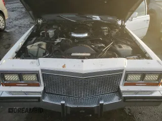 1988 Cadillac Brougham z VIN 1G6DW51Y1JR761749, wystawiony jako Copart lot #80371494 z przebiegiem 1271 mil mil oraz Tytuł czysty. Historia ofert i sprzedaży dostępna na DreamBid. Obrazek 11.