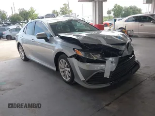 2023 Toyota Camry LE z VIN 4T1C11AK0PU831934, wystawiony jako IAAI lot #42383996 z przebiegiem 36 611 mil mil oraz . Historia ofert i sprzedaży dostępna na DreamBid. Obrazek 1.