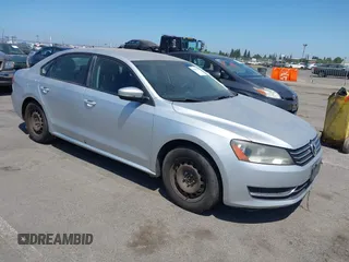2013 Volkswagen Passat Wolfsburg Edition z VIN 1VWAP7A36DC113454, wystawiony jako IAAI lot #39590527 z przebiegiem 142 120 mil mil oraz . Historia ofert i sprzedaży dostępna na DreamBid. Obrazek 1.
