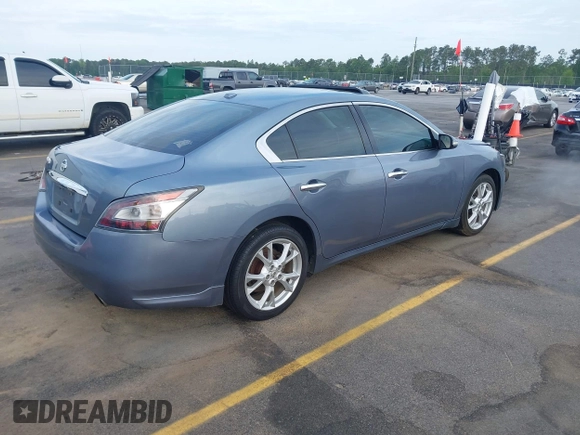 2012 Nissan Maxima SV z VIN 1N4AA5AP7CC805917, wystawiony jako IAAI lot #42070617 z przebiegiem 206 632 mil mil oraz . Historia ofert i sprzedaży dostępna na DreamBid. Obrazek 4.
