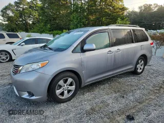 2011 Toyota Sienna LE AAS z VIN 5TDKK3DC1BS013087, wystawiony jako Copart lot #61815185 z przebiegiem 148 554 mil mil oraz Czysty tytuł • Clean title. Historia ofert i sprzedaży dostępna na DreamBid. Obrazek 1.