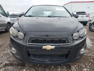 2012 Chevrolet Sonic LTZ z VIN 1G1JE6SH3C4197084, wystawiony jako IAAI lot #41308835 z przebiegiem 128 089 mil mil oraz . Historia ofert i sprzedaży dostępna na DreamBid. Obrazek 6.