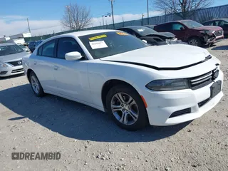 2015 Dodge Charger SE z VIN 2C3CDXBG8FH716920, wystawiony jako IAAI lot #41608077 z przebiegiem 135 206 mil mil oraz . Historia ofert i sprzedaży dostępna na DreamBid. Obrazek 1.