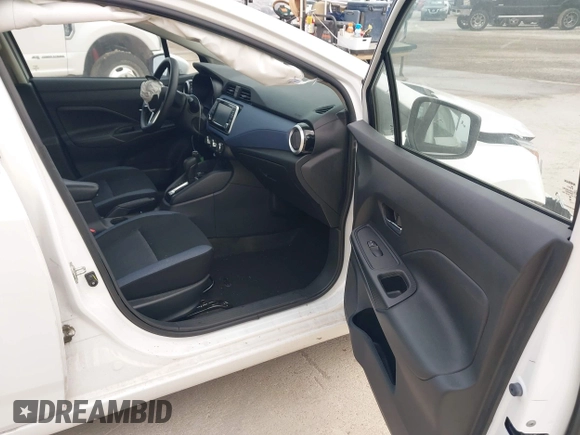 2023 Nissan Versa SV z VIN 3N1CN8EV9PL838576, wystawiony jako IAAI lot #42080373 z przebiegiem 28 542 mil mil oraz . Historia ofert i sprzedaży dostępna na DreamBid. Obrazek 5.