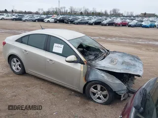 2014 Chevrolet Cruze 1LT z VIN 1G1PC5SB3E7259073, wystawiony jako IAAI lot #41968564 z przebiegiem 27 800 mil mil oraz . Historia ofert i sprzedaży dostępna na DreamBid. Obrazek 1.