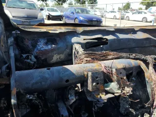 2020 Nissan Versa SR z VIN 3N1CN8FV6LL917034, wystawiony jako Copart lot #55652245 z przebiegiem Nie podano mil oraz Nie do naprawy • Non repairable. Historia ofert i sprzedaży dostępna na DreamBid. Obrazek 9.