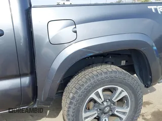 2017 Toyota Tacoma SR5 z VIN 3TMAZ5CN2HM047103, wystawiony jako IAAI lot #42344844 z przebiegiem 88 090 mil mil oraz . Historia ofert i sprzedaży dostępna na DreamBid. Obrazek 6.