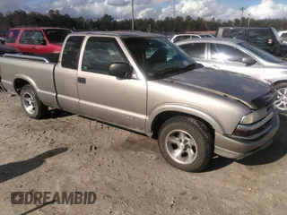 2000 Chevrolet S-10 LS with VIN 1GCCS19W8Y8256825, listed as a IAAI auction lot 41135797 with 215,193 mi miles. Bid and sale history available at carsss.com. Image 1.