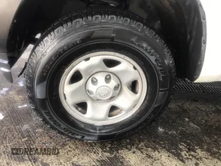 2017 Toyota Tacoma SR z VIN 5TFRX5GN4HX081282, wystawiony jako IAAI lot #42434418 z przebiegiem 184 905 mil mil oraz . Historia ofert i sprzedaży dostępna na DreamBid. Obrazek 16.