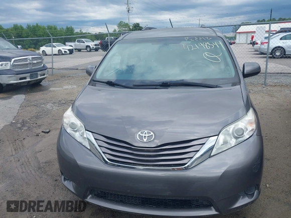 2017 Toyota Sienna LE Auto Access Seat with VIN 5TDKZ3DCXHS818669, listed as a IAAI auction lot 42198544 with 112,871 mi miles. Bid and sale history available at carsss.com. Image 6.