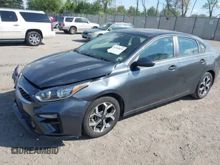 2021 Kia Forte LXS z VIN 3KPF24AD4ME326202, wystawiony jako IAAI lot #42160610 z przebiegiem 63 901 mil mil oraz . Historia ofert i sprzedaży dostępna na DreamBid. Obrazek 2.