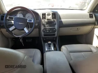 2007 Chrysler 300 Touring z VIN 2C3KA53G07H833643, wystawiony jako Copart lot #56048745 z przebiegiem 191 871 mil mil oraz Szkoda całkowita • Salvage title. Historia ofert i sprzedaży dostępna na DreamBid. Obrazek 8.