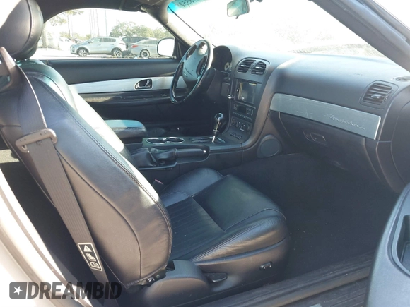 2004 Ford Thunderbird Deluxe z VIN 1FAHP60A84Y100984, wystawiony jako IAAI lot #40978553 z przebiegiem 113 051 mil mil oraz . Historia ofert i sprzedaży dostępna na DreamBid. Obrazek 5.
