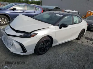 2025 Toyota Camry LE z VIN 4T1DAACK0SU015011, wystawiony jako Copart lot #53547485 z przebiegiem 2 200 mil mil oraz Szkoda całkowita • Salvage title. Historia ofert i sprzedaży dostępna na DreamBid. Obrazek 1.