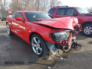 2013 Chevrolet Camaro LT z VIN 2G1FC1E32D9181648, wystawiony jako IAAI lot #41677680 z przebiegiem 132 237 mil mil oraz . Historia ofert i sprzedaży dostępna na DreamBid. Obrazek 1.
