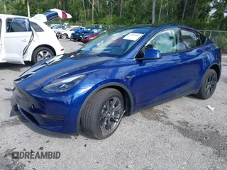 2025 Tesla Model Y Long Range z VIN 7SAYGDED0SF256650, wystawiony jako IAAI lot #41993206 z przebiegiem Nie podano mil oraz . Historia ofert i sprzedaży dostępna na DreamBid. Obrazek 2.