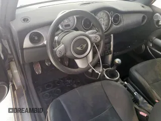 2005 MINI Convertible S z VIN WMWRH33475TF81146, wystawiony jako Copart lot #58586245 z przebiegiem Nie podano mil oraz Szkoda całkowita • Salvage title. Historia ofert i sprzedaży dostępna na DreamBid. Obrazek 8.