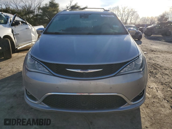 2018 Chrysler Pacifica Limited z VIN 2C4RC1GG8JR226303, wystawiony jako Copart lot #42782995 z przebiegiem 139 837 mil mil oraz Szkoda całkowita • Salvage title. Historia ofert i sprzedaży dostępna na DreamBid. Obrazek 5.