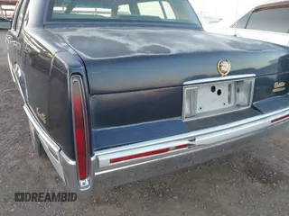 1992 Cadillac DeVille z VIN 1G6CD53B9N4283805, wystawiony jako IAAI lot #41957787 z przebiegiem 88 791 mil mil oraz . Historia ofert i sprzedaży dostępna na DreamBid. Obrazek 6.