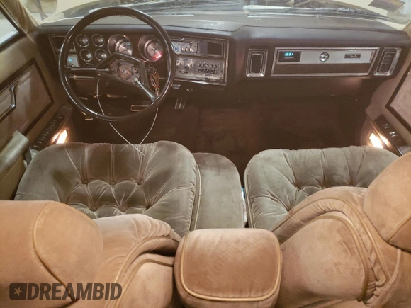 1983 Chrysler New Yorker 5th Ave Edition z VIN 2C3BF66P5DR150653, wystawiony jako Copart lot #75411924 z przebiegiem 67 095 mil mil oraz Szkody całkowita. Historia ofert i sprzedaży dostępna na DreamBid. Obrazek 8.