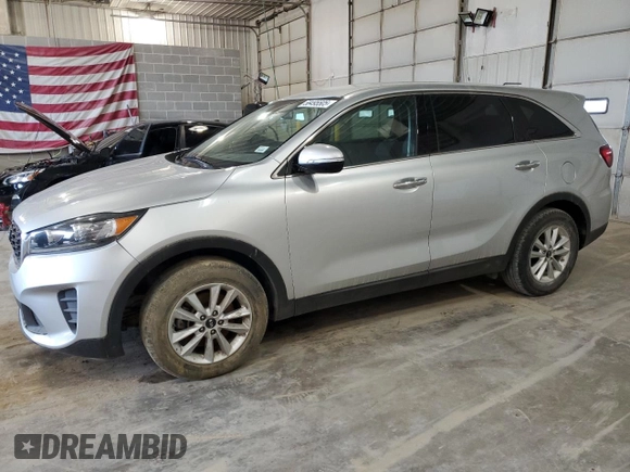 2019 Kia Sorento LX z VIN 5XYPG4A58KG580316, wystawiony jako Copart lot #58495505 z przebiegiem 111 711 mil mil oraz Czysty tytuł • Clean title. Historia ofert i sprzedaży dostępna na DreamBid. Obrazek 1.