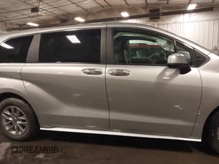 2022 Toyota Sienna XLE with VIN 5TDYRKEC6NS126603, listed as a IAAI auction lot 41561490 with 69,069 mi miles. Bid and sale history available at carsss.com. Image 14.