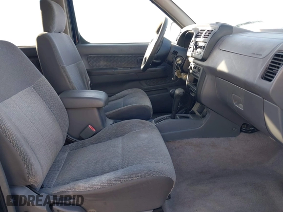 2000 Nissan Frontier XE z VIN 1N6ED27Y7YC341338, wystawiony jako IAAI lot #41486231 z przebiegiem 311 040 mil mil oraz . Historia ofert i sprzedaży dostępna na DreamBid. Obrazek 5.