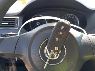 2014 Volkswagen Jetta SE с VIN 3VWD17AJ2EM227660, выставлен на аукционе IAAI как лот 42750849 с пробегом 126 489 миль миль и . История ставок и продаж доступна на DreamBid. Изображение 11.