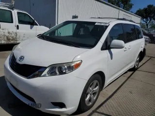 2014 Toyota Sienna LE AAS z VIN 5TDKK3DC4ES490617, wystawiony jako Copart lot #57661485 z przebiegiem 159 699 mil mil oraz Szkody całkowita. Historia ofert i sprzedaży dostępna na DreamBid. Obrazek 1.