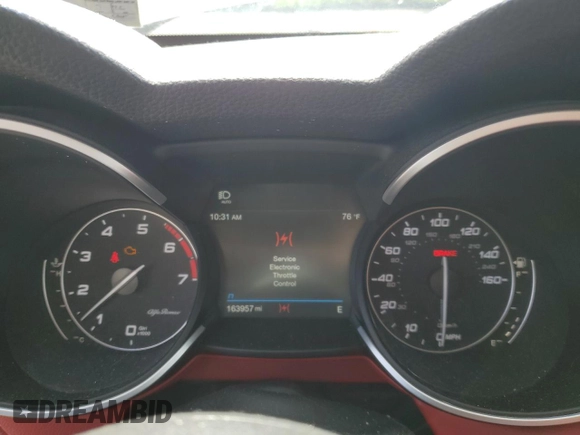2018 Alfa Romeo Stelvio z VIN ZASFAKANXJ7B81315, wystawiony jako Copart lot #55528675 z przebiegiem 163 957 mil mil oraz Czysty tytuł • Clean title. Historia ofert i sprzedaży dostępna na DreamBid. Obrazek 9.