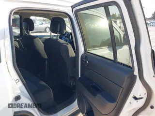 2014 Jeep Compass Sport with VIN 1C4NJDBB3ED892141, listed as a IAAI auction lot 40572980 with 95,826 mi miles. Bid and sale history available at carsss.com. Image 8.