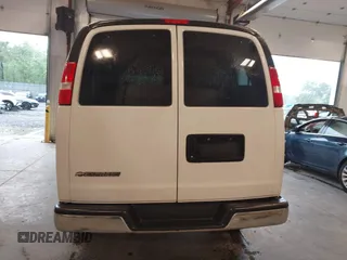 2018 Chevrolet Express Passenger LT z VIN 1GAZGPFG3J1267167, wystawiony jako IAAI lot #42320536 z przebiegiem 81 068 mil mil oraz . Historia ofert i sprzedaży dostępna na DreamBid. Obrazek 16.