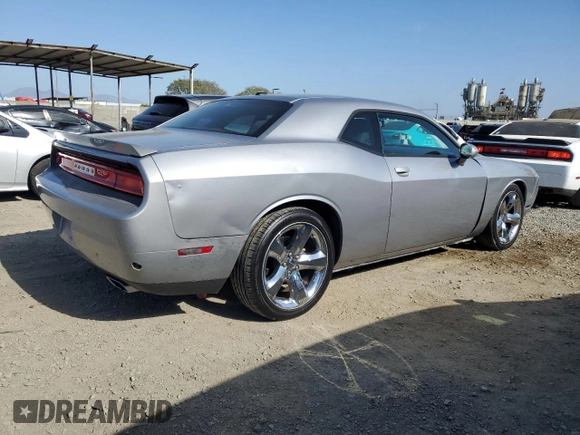 2014 Dodge Challenger R/T z VIN 2C3CDYBT2EH101684, wystawiony jako Copart lot #53581785 z przebiegiem 159 637 mil mil oraz Szkoda całkowita • Salvage title. Historia ofert i sprzedaży dostępna na DreamBid. Obrazek 3.