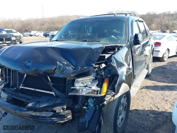 2013 Chevrolet Avalanche LS with VIN 3GNMCEE01DG129937, listed as a IAAI auction lot 41329078 with 207,576 mi miles. Bid and sale history available at carsss.com. Image 2.