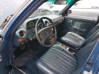 1984 Mercedes-Benz 300 D with VIN WDBAB33A2EA185575, listed as a Copart auction lot 41542115 with 269,620 mi miles and Salvage Title. Bid and sale history available at DreamBid. Image 8.